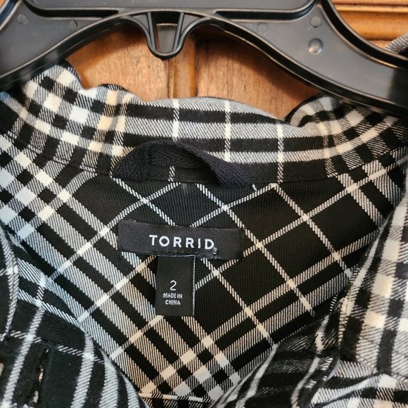 NWOT Torrid longline shacket flannel plaid black and white size 2 light jacket - Picture 5 of 6
